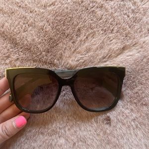 Trendy tortoise sunglasses